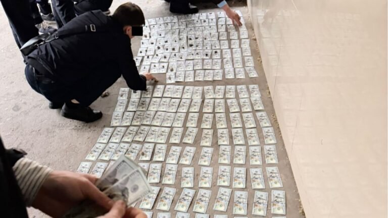 Бишкекте тергөөчү пара талап кылууга шектелип кармалды