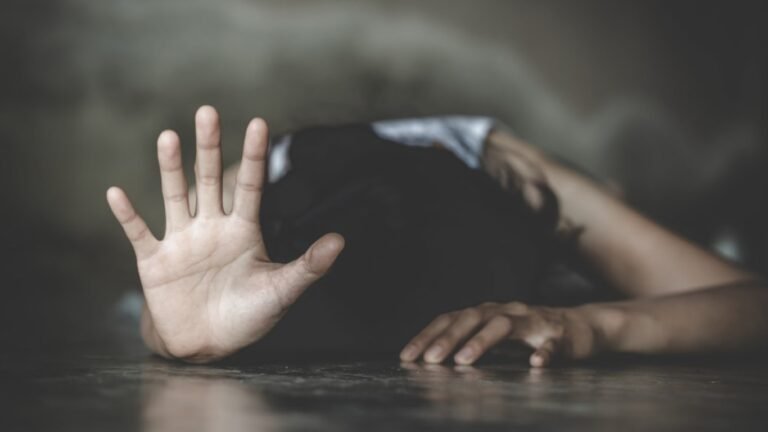 Токмокто мугалим окуучу кызды зордуктоого шектелип кармалды