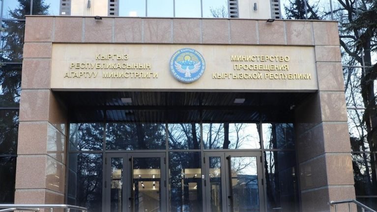 Сузакта сабак учурунда окуучуну урган мугалим иштен алынды