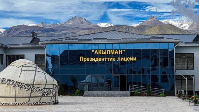 «Акылман» лицейинин бүтүрүүчүлөрүнө чет өлкөдө окууга мамлекеттик грант берилет