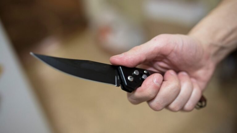 Баткенде эркек киши аялын бычактап, андан кийин өзү асынып каза болду