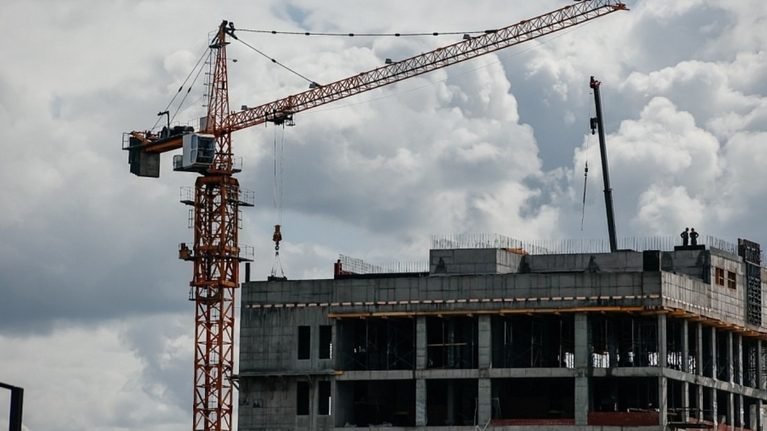 Бишкектин тургундары үйлөрдүн жанында жүрүп жаткан кооптуу курулушка нараазы