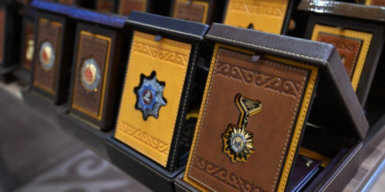 Мамлекеттик сыйлыктардын жана наамдардын саны кыскартылды — КР президенти мыйзамга кол койду