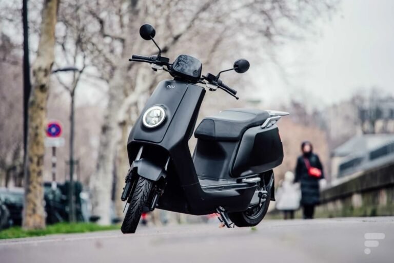 Депутаттар мопед айдоочуларына күбөлүк алуу боюнча долбоорду жактырышты