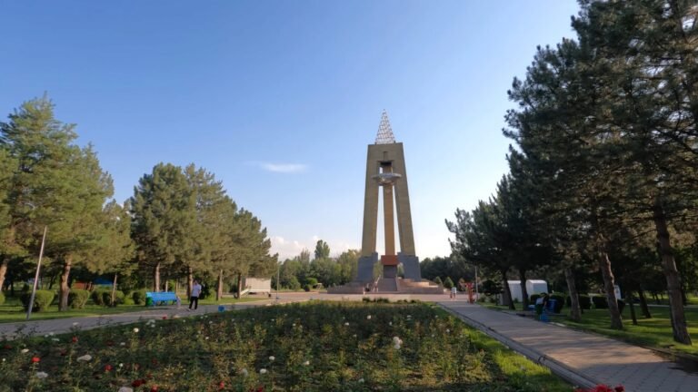 Бишкек помнит: Путешествие по паркам и памятникам, где оживает история войны