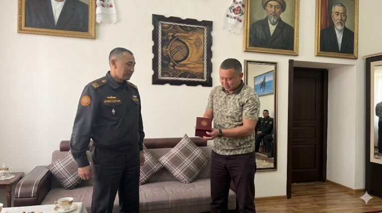 Бишкекте ЖАМКтын подполковниги бассейнге чөгүп бараткан кызды сактап калды — чоо-жайы