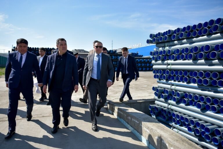 Садыр Жапаров полимер түтүктөрүн чыгарган «Эл Пласт» заводуна барды