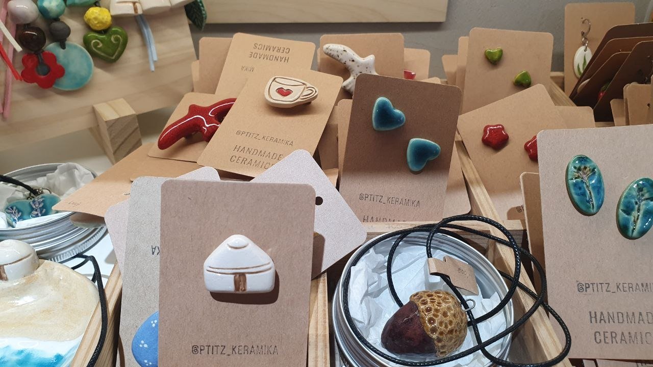 Кийизден жасалган бут кийимдерсиз: Бишкектен белекке эмне алып кетсе болот?