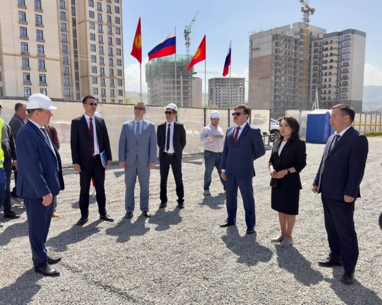 РФ элчиси жана ЖК депутаты Бишкектеги мектептин курулушун текшеришти