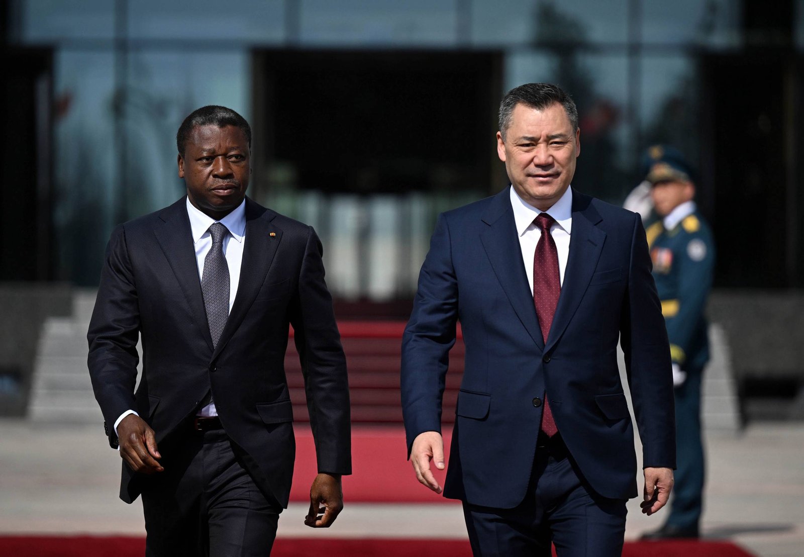 Садыр Жапаров принял премьера Того: глава правительства африканской республики приветствовал военных по-кыргызски