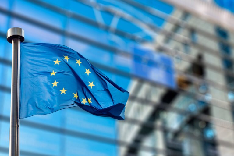 Европа биримдигинде интернетке кирүүгө курактык чектөө киргизилет