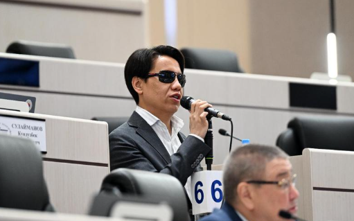 Дастан Бекешев мектеп программасын жана шарттарды кайра кароону сунуштады