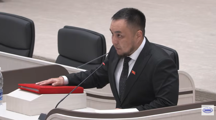 Жогорку Кеңеште жаңы депутат пайда болду