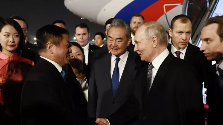 Путин Бээжинге келди: Си менен сүйлөшүүлөр жана кол коюла турган 40 документ