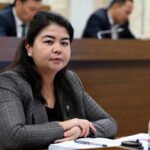 Депутат майыптыгы бар адамдардын жеке ассистенти болуп иштөө үчүн курактык чекти жогорулатууну сунуштады Жогорку Кеңештин жыйынында депутат Нилуфар Алимжанова көптөгөн улгайган ата-энелер жана туугандары төшөктө жаткан бейтаптарды жана майыптыгы бар балдарды багууну улантып жатышканын, бирок 65 жаштан кийин расмий түрдө жеке ассистент болуу укугунан ажырап калышарын билдирди. Депутаттын айтымында, курактын өзү эле адамдын жакындарын багуу жөндөмдүүлүгүн аныктабайт. «Бүгүнкү күндө көптөгөн адамдар 65 жашта да жигердүү жана жоопкерчиликтүү бойдон калууда. Айрым учурларда дал ошол 65 жаштагы эне бүтүндөй үй-бүлөнү багып жатат», — деди ал. Алимжанова колдонуудагы чектөөлөрдү кайра карап чыгуу өтүнүчү менен ага үй-бүлөлөр кайрылганын белгиледи. Буга байланыштуу депутат мамлекеттик органдарга адамдын ден соолугунун абалын жана багууну ишке ашыруу жөндөмдүүлүгүн эске алуу менен, жеке ассистенттер үчүн курактык босогону жогорулатуу мүмкүнчүлүгүн карап чыгууну сунуштады. Анын айтымында, мындай чечим майыптыгы бар адамдарды улгайган туугандары багып жаткан үй-бүлөлөр үчүн маанилүү колдоо болмок.