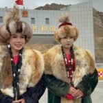 Две этнические кыргызки верхом на лошадях вернулись на родину из КитаяДве этнические кыргызки верхом на лошадях вернулись на родину из Китая
