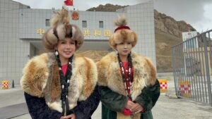 Две этнические кыргызки верхом на лошадях вернулись на родину из КитаяДве этнические кыргызки верхом на лошадях вернулись на родину из Китая