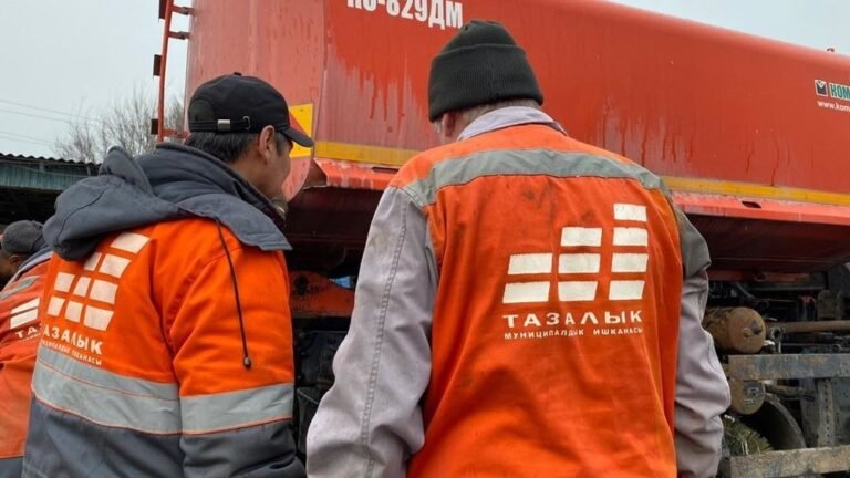 Бишкекте «Тазалыктын» кызматкерлери айлык акынын кескин төмөндөшүнө байланыштуу митингге чыгышты