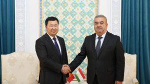встреча зампреда Кабмина КР Эрлиста Акунбекова с министром сельского хозяйства Таджикистана Курбоном Хакимзода