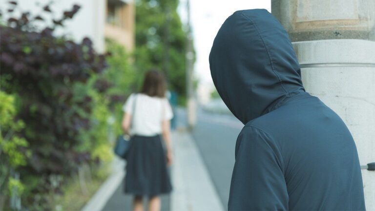 Кыргызстанда сталкинг үчүн кылмыш-жаза жоопкерчилигин киргизүү сунушталууда