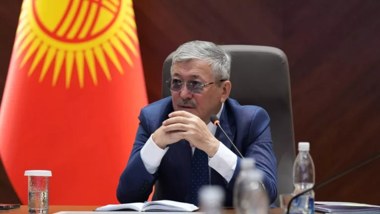 Кыргызстанда аткаминерлерге пиджак кийүүгө тыюу салынды: максат — кондиционерлерди азыраак иштетүү