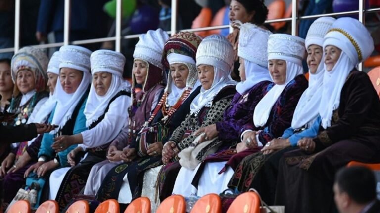 Садыр Жапаров кыргызстандыктарды Энелер күнү менен куттуктады