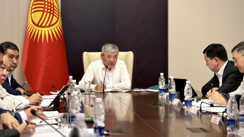 Председатель Кабинета министров Кыргызстана Адылбек Касымалиев проводит совещание