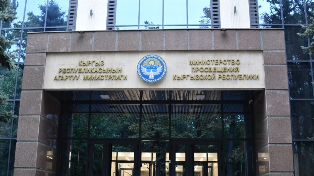 КРдин Агартуу министрлигинин башкы имараты