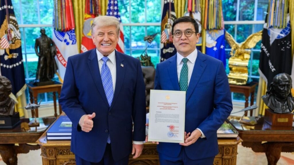 АКШ президенти Дональд Трамп менен Кыргызстандын АКШдагы элчиси Эдил Байсаловдун жолугушуусу