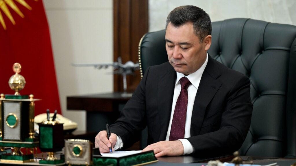 Президент КР Садыр Жапаров подписывает указ