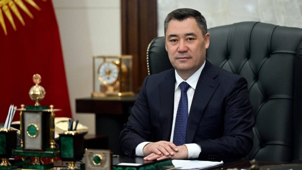 Президент Кыргызстана Садыр Жапаров в рабочем кабинете