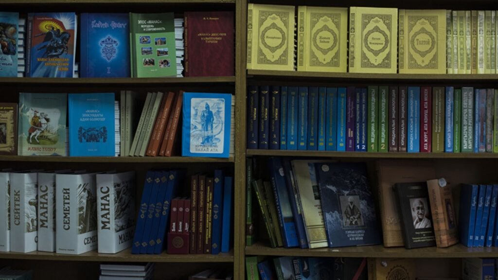 Книги, стоящие на полке в библиотеке