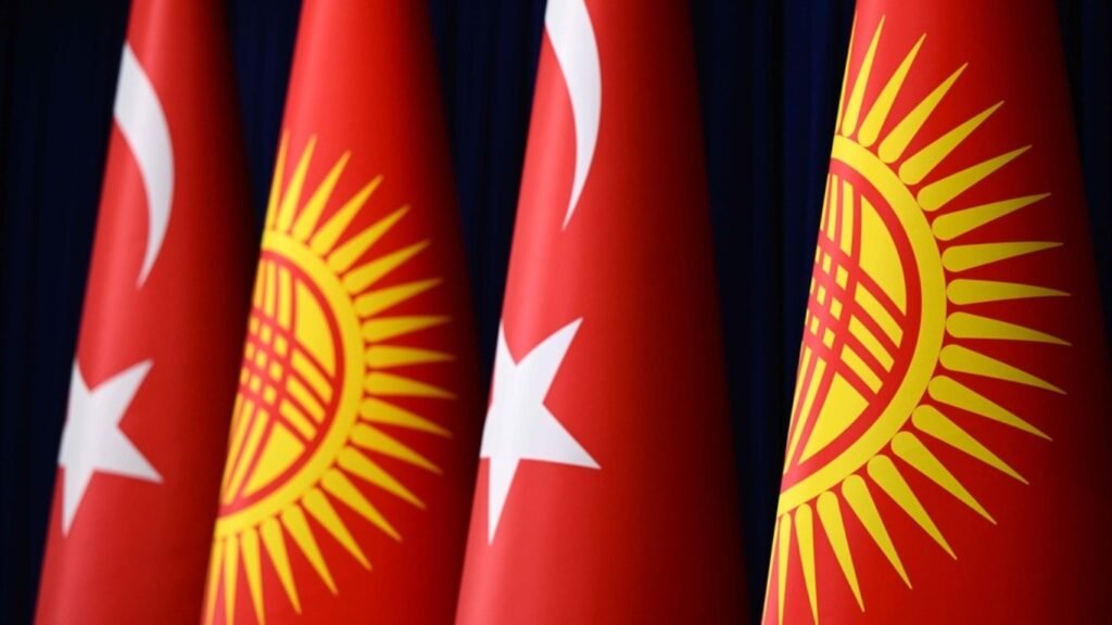 Флаги Кыргызстана и Турции
