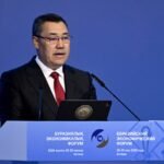 Садыр Жапаров выступает на пленарной сессии Евразийского экономического форума в Астане.