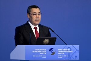 Садыр Жапаров выступает на пленарной сессии Евразийского экономического форума в Астане.