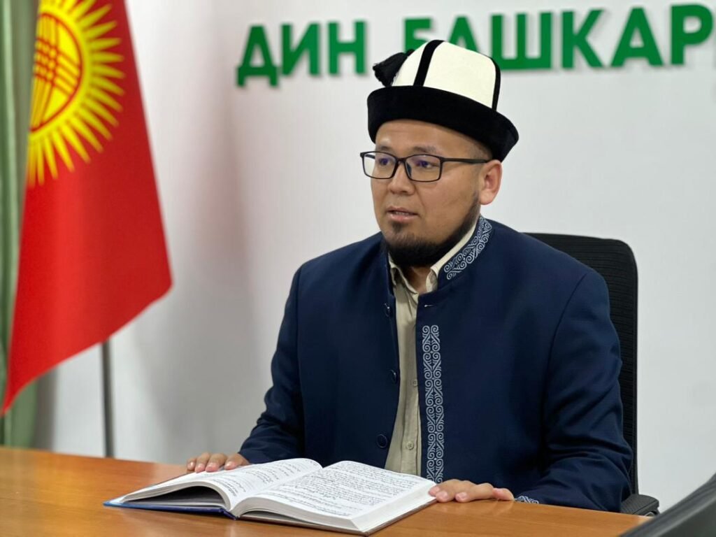 КМДБнын калкты диний маалымат менен камсыздоо бөлүмүнүн кызматкери Имарали уулу Махамадали.