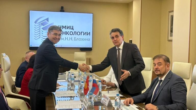 Обмен опытом и обучение кадров: Глава Минздрава КР посетил онкоцентр имени Блохина в Москве