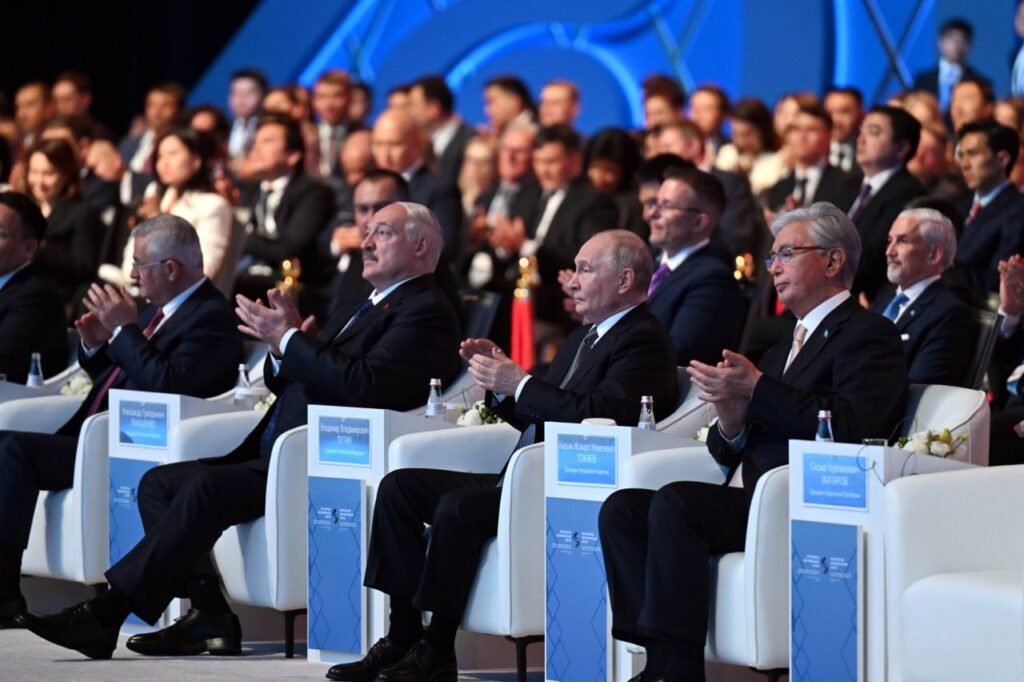 Садыр Жапаров Астанада Евразия экономикалык форумунда сөз сүйлөөдө