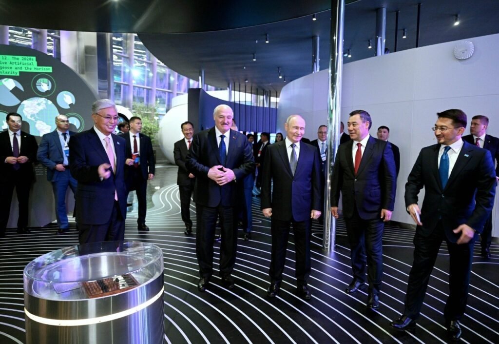 Садыр Жапаров ЕАЭБ мамлекет башчылары менен Астанадагы Жасалма интеллект эл аралык борборундагы санариптик жетишкендиктер көргөзмөсүндө