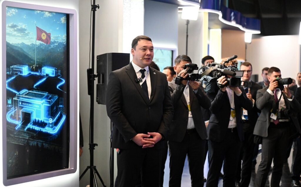 Садыр Жапаров ЕАЭБ мамлекет башчылары менен Астанадагы Жасалма интеллект эл аралык борборундагы санариптик жетишкендиктер көргөзмөсүндө