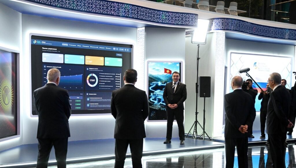 Садыр Жапаров ЕАЭБ мамлекет башчылары менен Астанадагы Жасалма интеллект эл аралык борборундагы санариптик жетишкендиктер көргөзмөсүндө