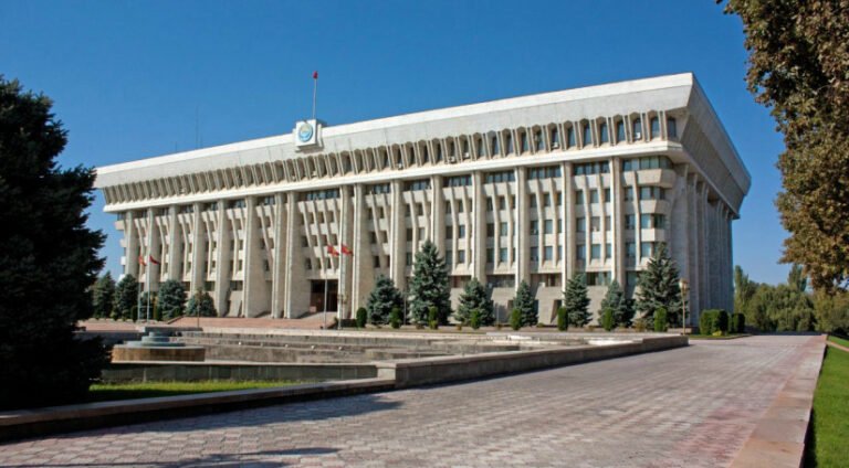 ЖК комитети акимдердин жоопкерчилигин күчөтүүчү мыйзам долбоорун жактырды