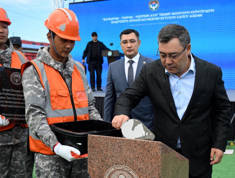 Садыр Жапаров дал старт строительству ж/д Балыкчы — Чолпон-Ата — Новости Кыргызстана