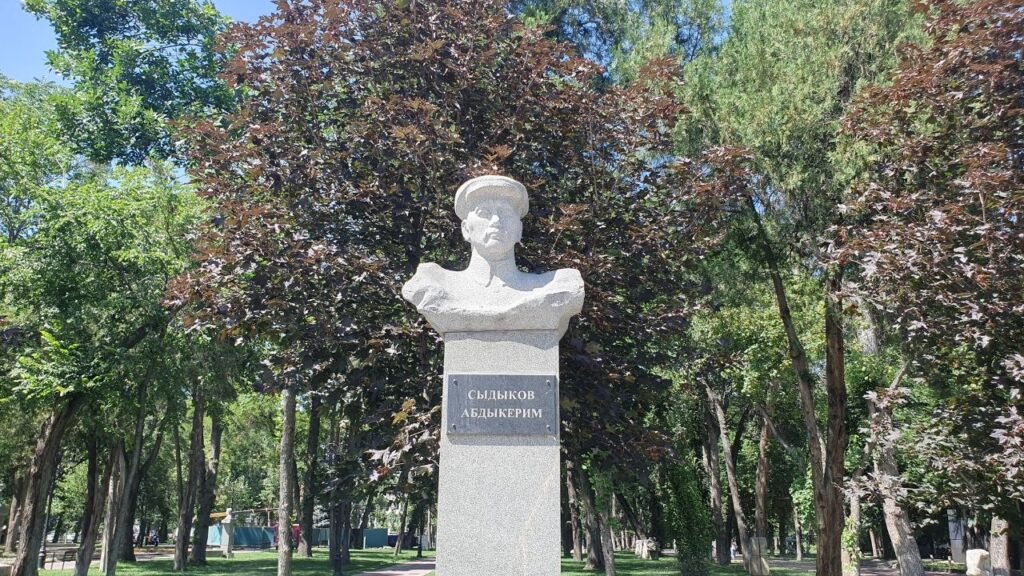 Памятники Бишкека: кто и почему смотрит на жителей и гостей города с постаментов — новости Кыргызстана