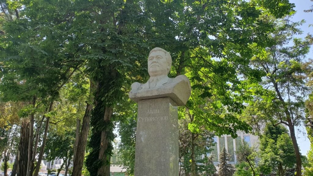 Памятники Бишкека: кто и почему смотрит на жителей и гостей города с постаментов — новости Кыргызстана