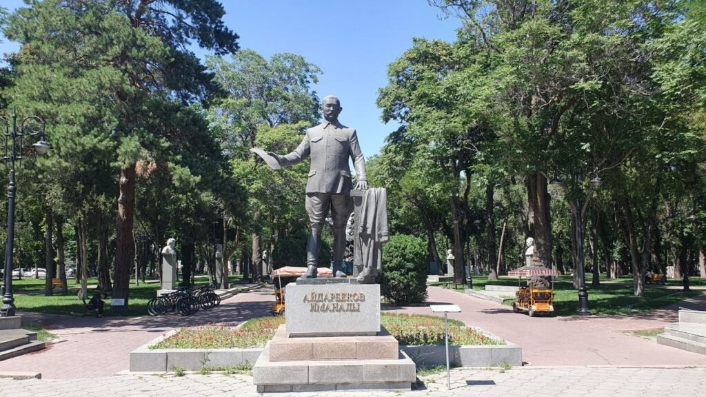 Памятники Бишкека: кто и почему смотрит на жителей и гостей города с постаментов — новости Кыргызстана