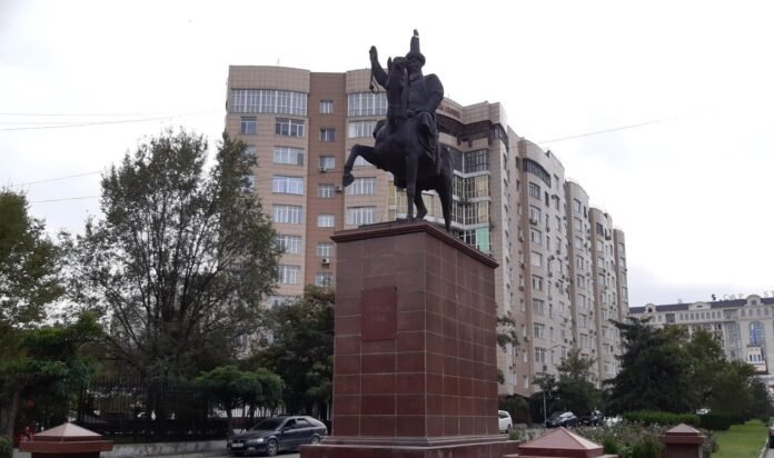 Памятники Бишкека: кто и почему смотрит на жителей и гостей города с постаментов — новости Кыргызстана