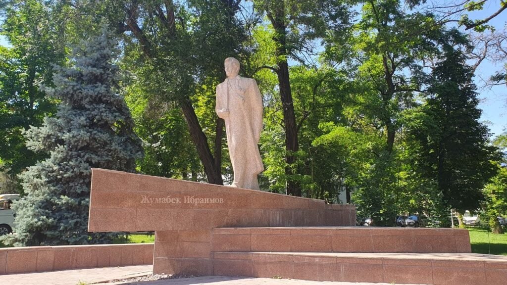Памятники Бишкека: кто и почему смотрит на жителей и гостей города с постаментов — новости Кыргызстана