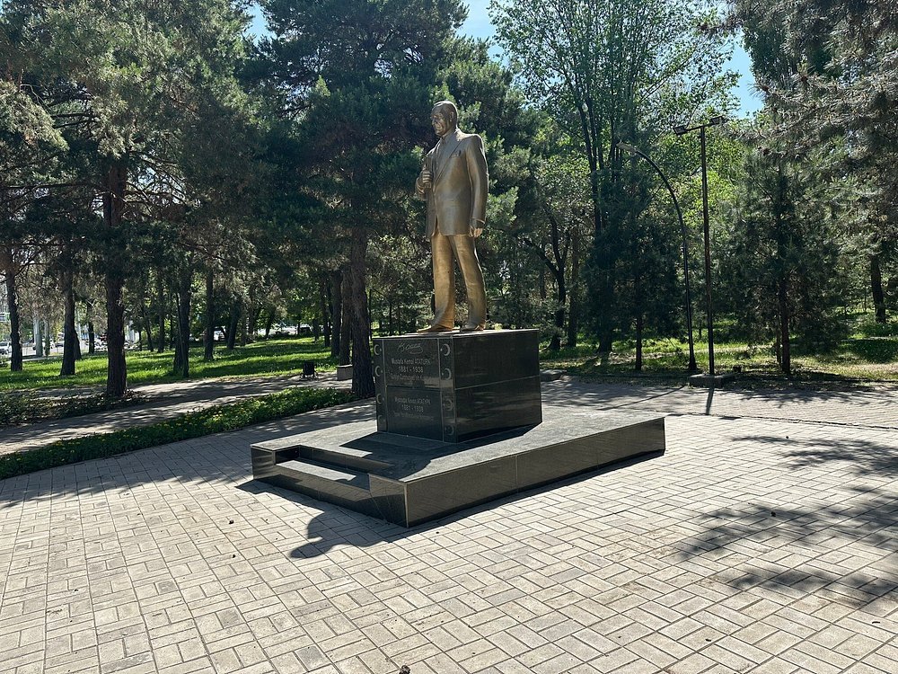Памятники Бишкека: кто и почему смотрит на жителей и гостей города с постаментов — новости Кыргызстана