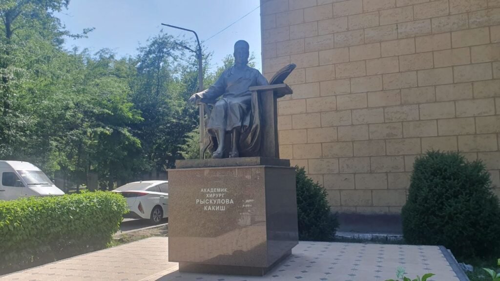 Памятники Бишкека: кто и почему смотрит на жителей и гостей города с постаментов — новости Кыргызстана